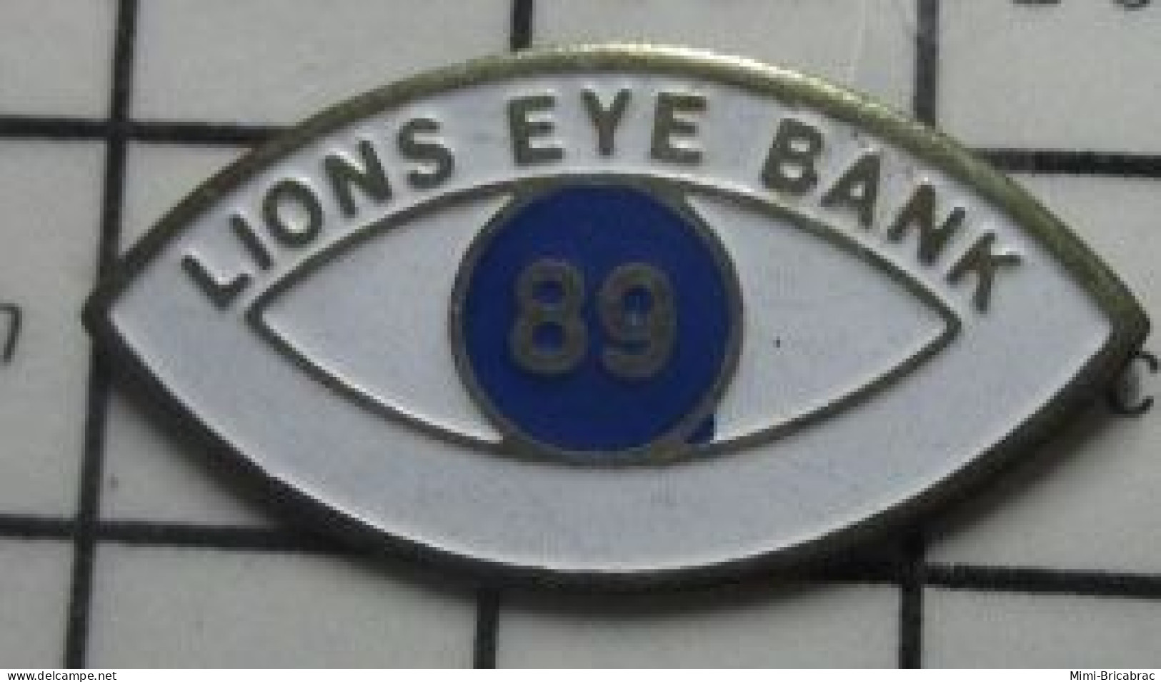 2922 Pin's Pins / Beau Et Rare / BANQUES / LIONS EYE BANK 89 - Banques