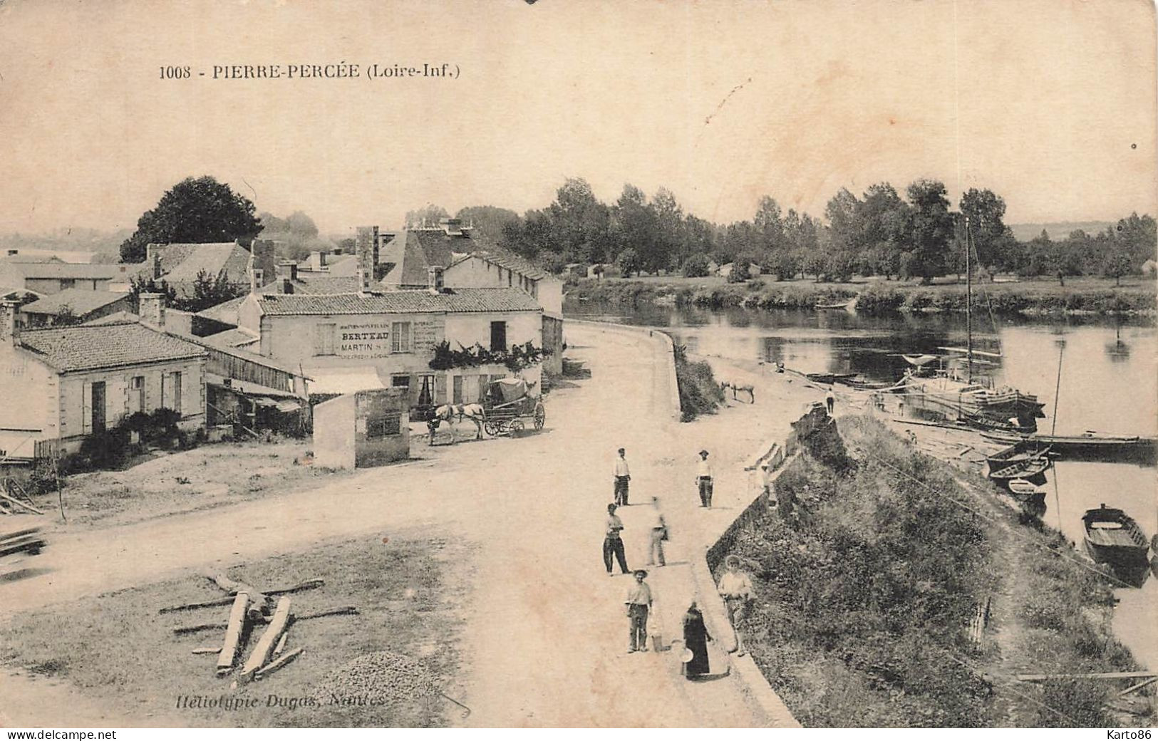 Pierre Percée , La Chapelle Basse Mer * Un Coin Du Village * Commerce BERTEAU MARTIN * Hameau * Villageois - La Chapelle Basse-Mer