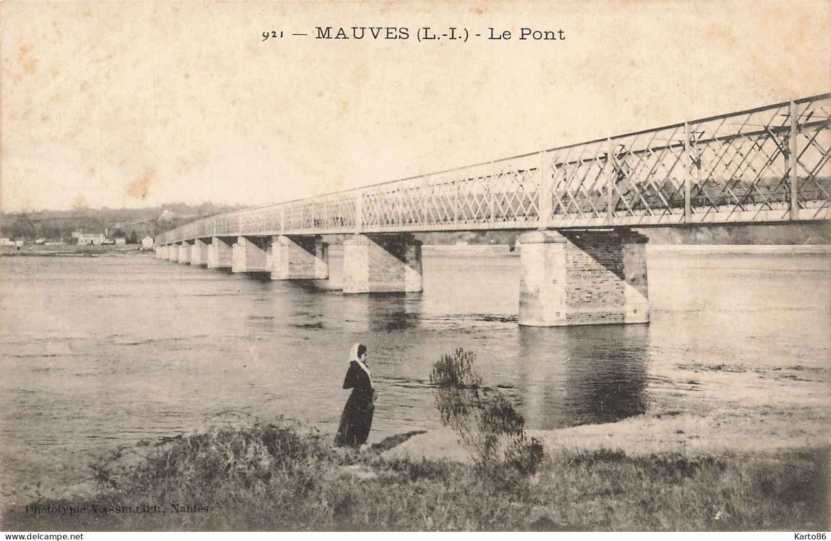 Mauves Sur Loire * Un Coin Du Village Et Le Pont * Villageois - Mauves-sur-Loire