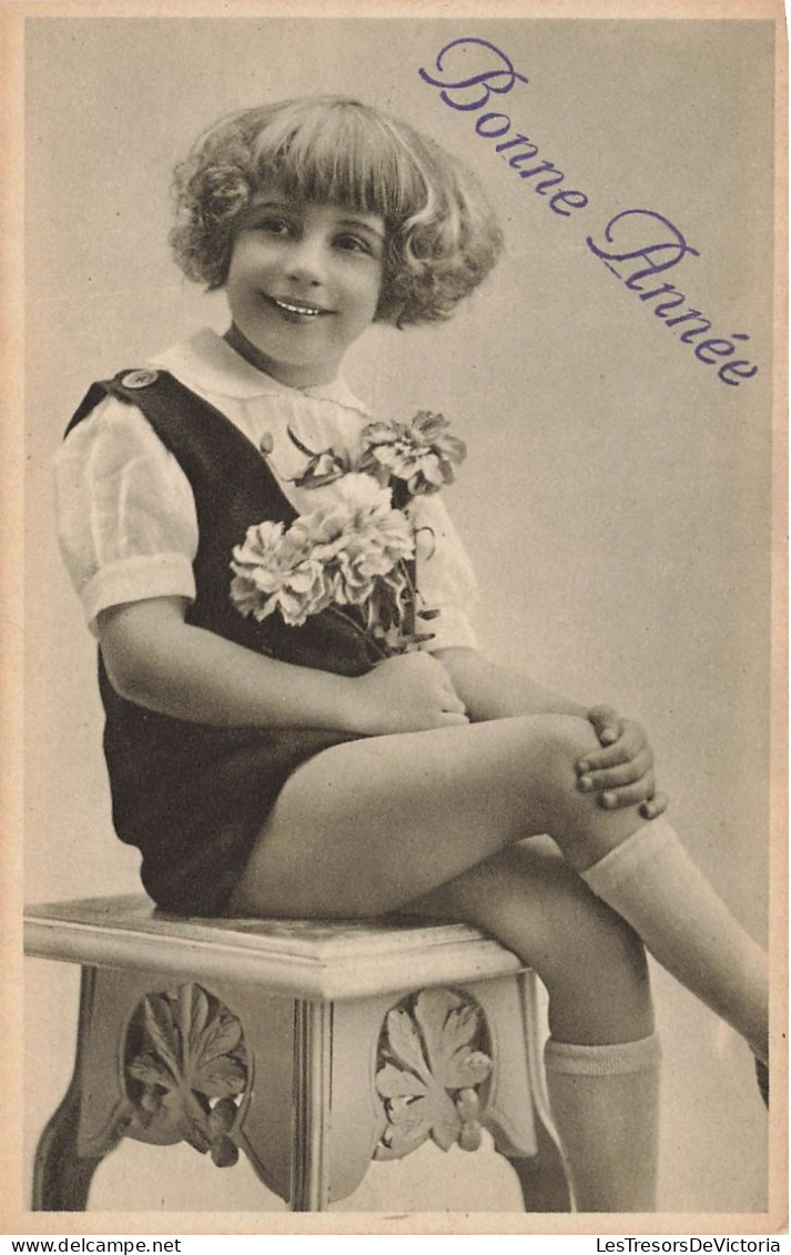 ENFANT - Bonne Année - Enfant Aux Cheveux Copurt Assis, Un Bouquet De Fleurs à La Main - Carte Postale Ancienne - Sonstige & Ohne Zuordnung