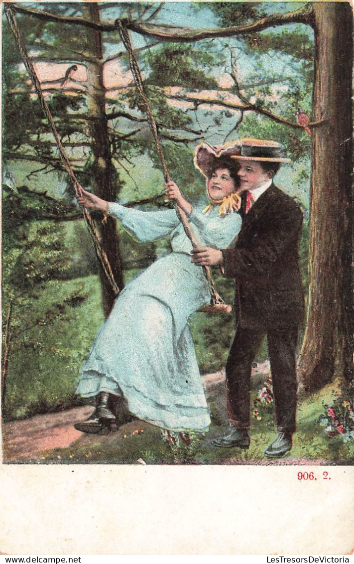 COUPLE - Couple Jouant à La Balançoire - Forêt - Carte Postale Ancienne - Paare