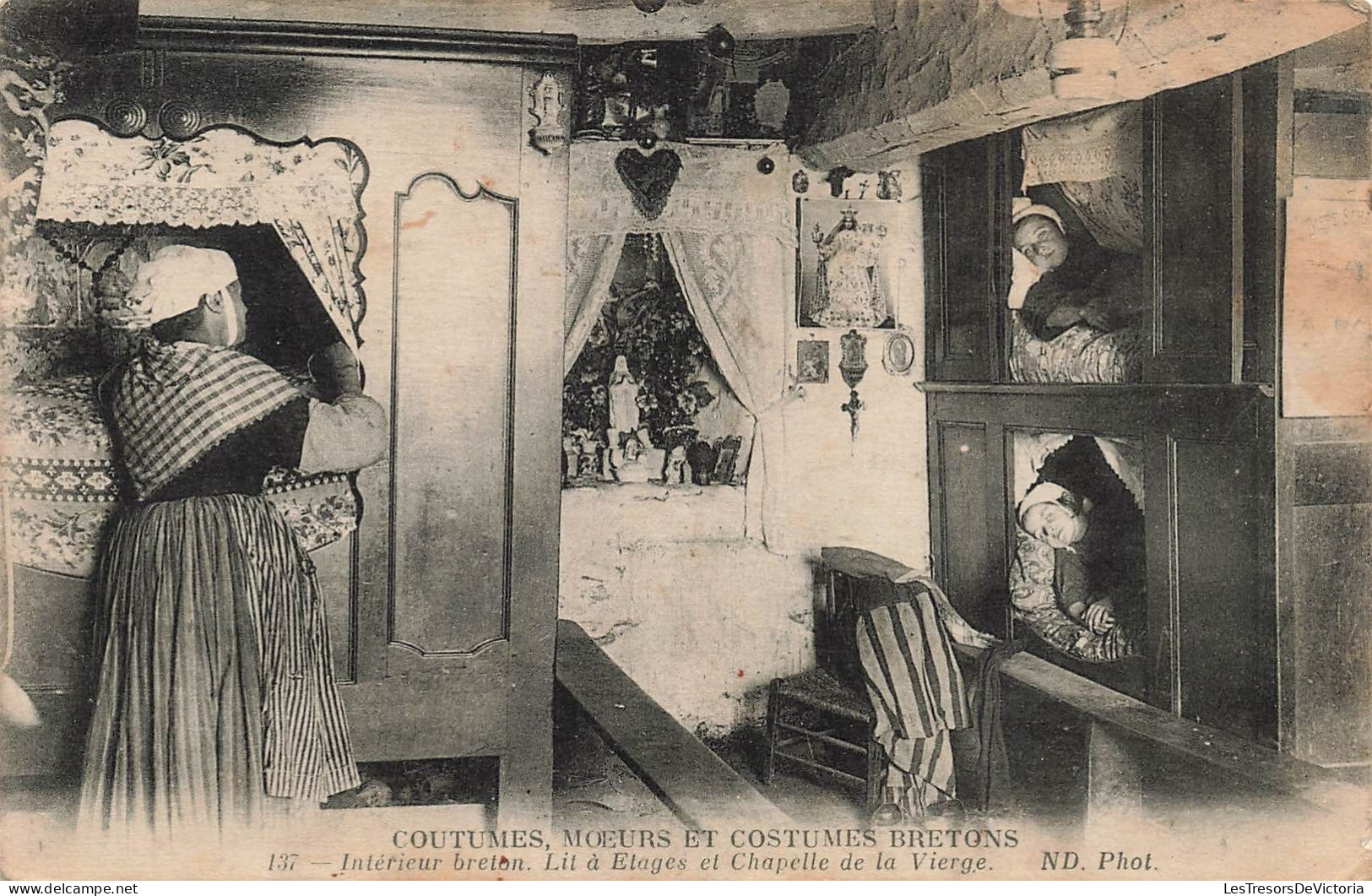 FOLKLORE - Costumes - Mœurs Et Costumes Bretons - Intérieur Breton - Lit à étages Et Chapelle - Carte Postale Ancienne - Costumi