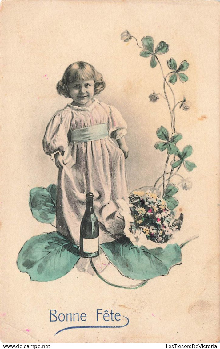 FÊTES ET VOEUX - Bonne Fête - Petite Fille En Robe Blanche - Fleurs - Bouteille De Vin - Trèfle - Carte Postale Ancienne - Communie