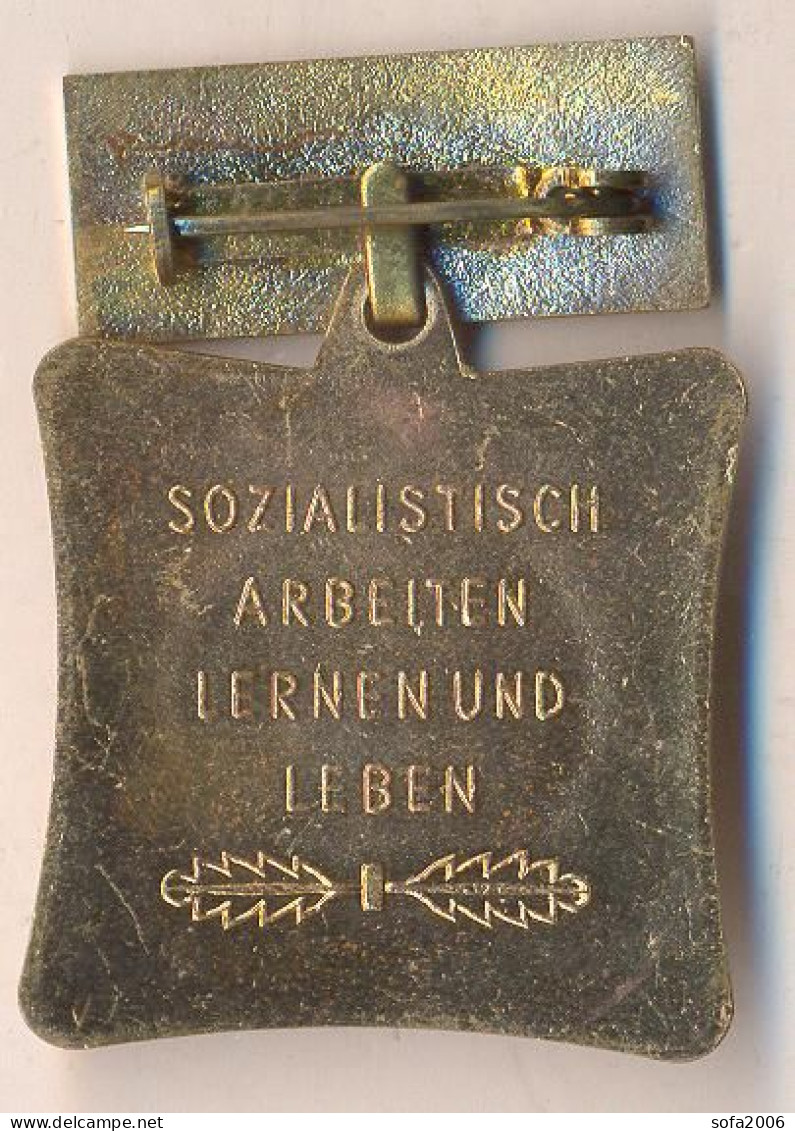 DDR Medaille. SOZIALISTISCH ARBEITEN LERNEN UND LEBEN. 11. - GDR