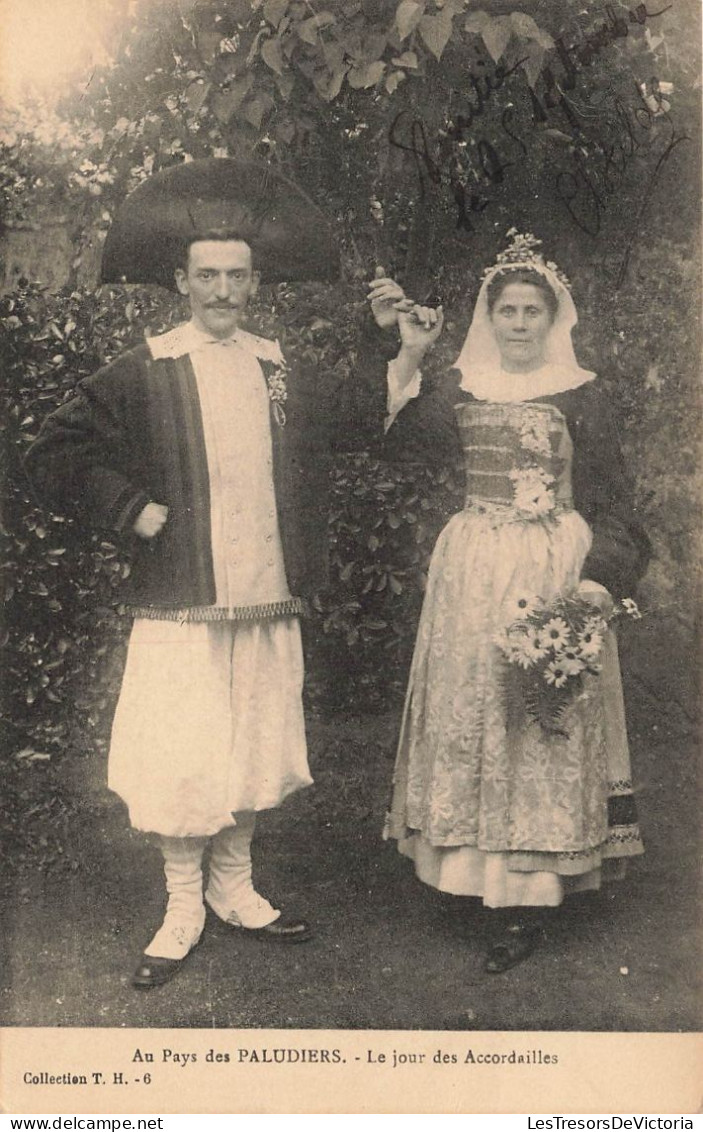 COUPLES - Au Pays Des Paludiers - Le Jour Des Accordailles - Carte Postale Ancienne - Couples