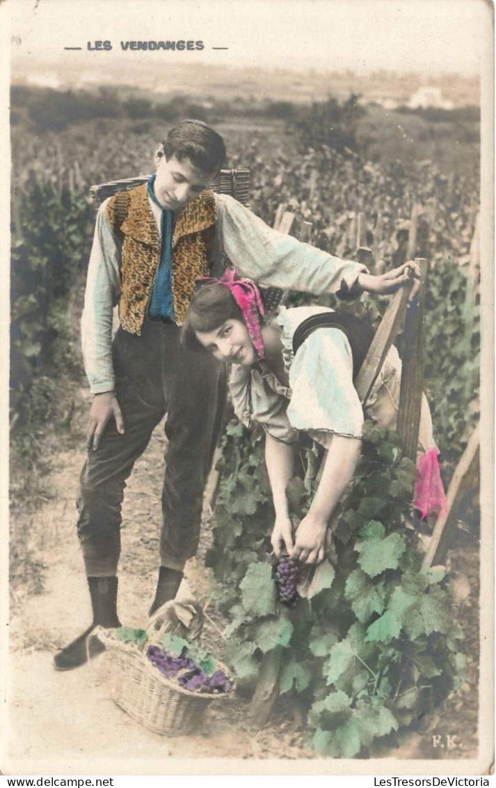 COUPLES - Les Vendanges - Un Couple Dans Les Vignes - Colorisé - Carte Postale Ancienne - Paare