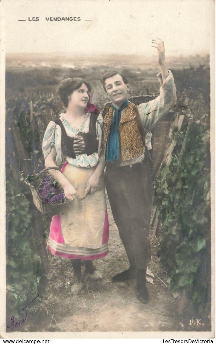 COUPLES - Les Vendanges - Un Couple Dans Les Vignes - Colorisé - Carte Postale Ancienne - Couples