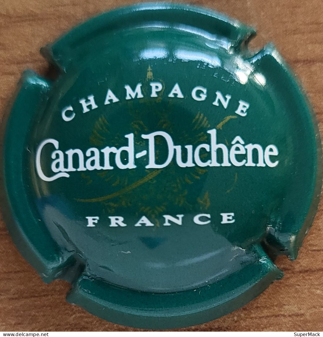Capsule Champagne Canard-Duchêne Nom Horizontal, France Lettres Moyennes, Vert Foncé & Blanc N°074b - Canard Duchêne