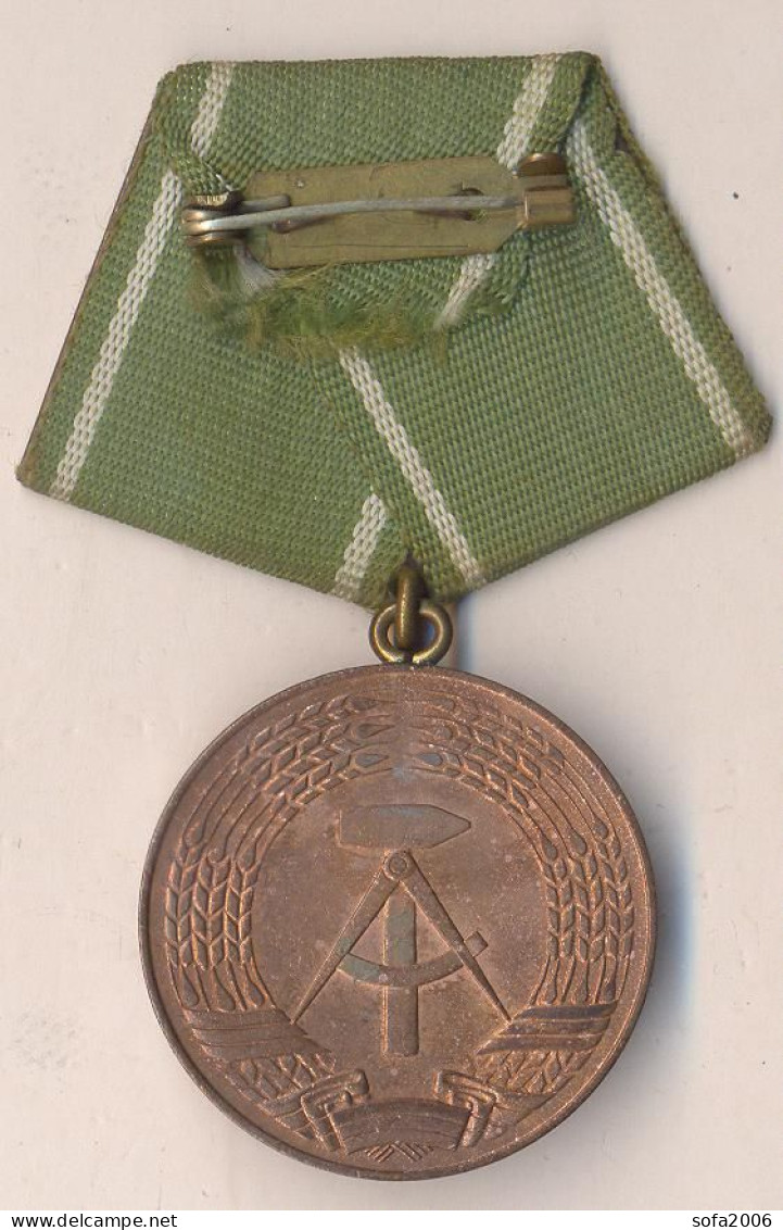 DDR.Medaille Für Ausgezeichnete Leistungen In Den Bewaffneten Organen Des Ministeriums Des Innern.Alter Stil. 18. - DDR