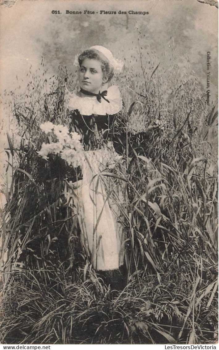 FOLKLORE - Personnage - Bonne Fête - Fleurs Des Champs - Femme Dans Les Champs - Carte Postale Ancienne - Personen