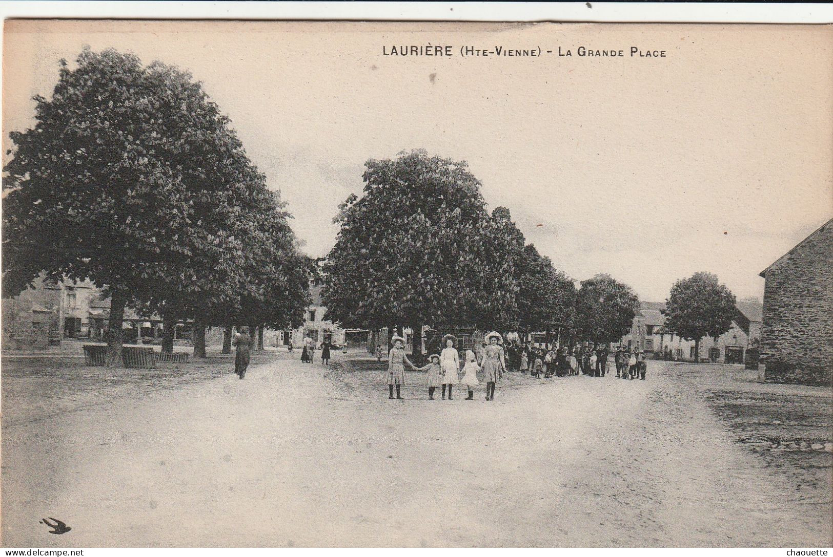 LAURIERE...la Grande Place - Lauriere