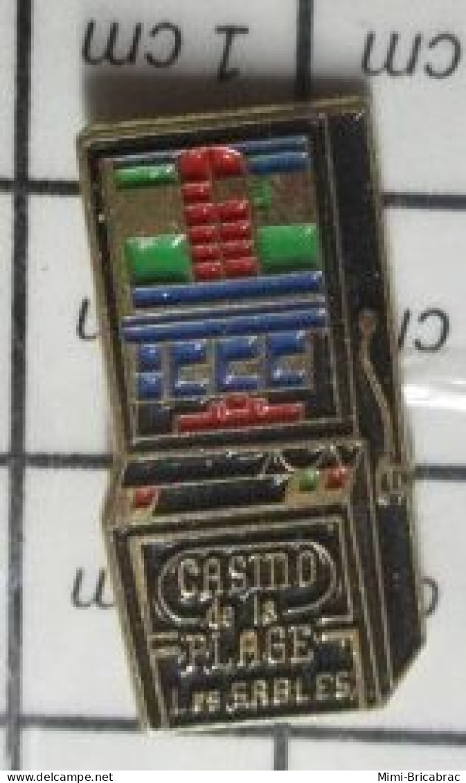 2822 Pin's Pins / Beau Et Rare / JEUX / CASINO DE LA PLAGE LES SABLES D'OLONNE MACHINE A SOUS - Casinos