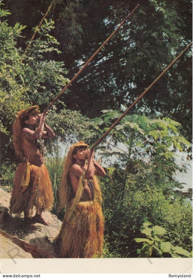 CARTOLINA  SELVA DEL AMAZONAS,PERU-INDIGENAS CAZANDO CON CERVATANA-NON VIAGGIATA - Pérou