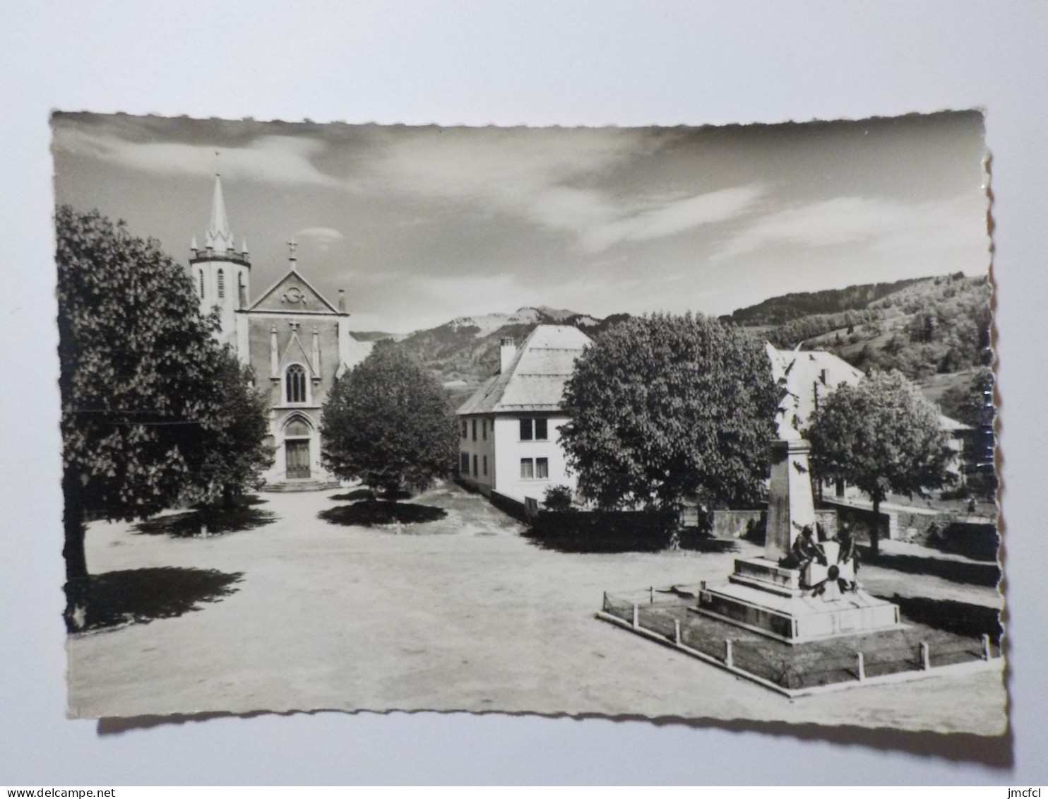 BOEGE  La Place De L'Eglise Au Second Plan La Montagne De Miribel - Boëge