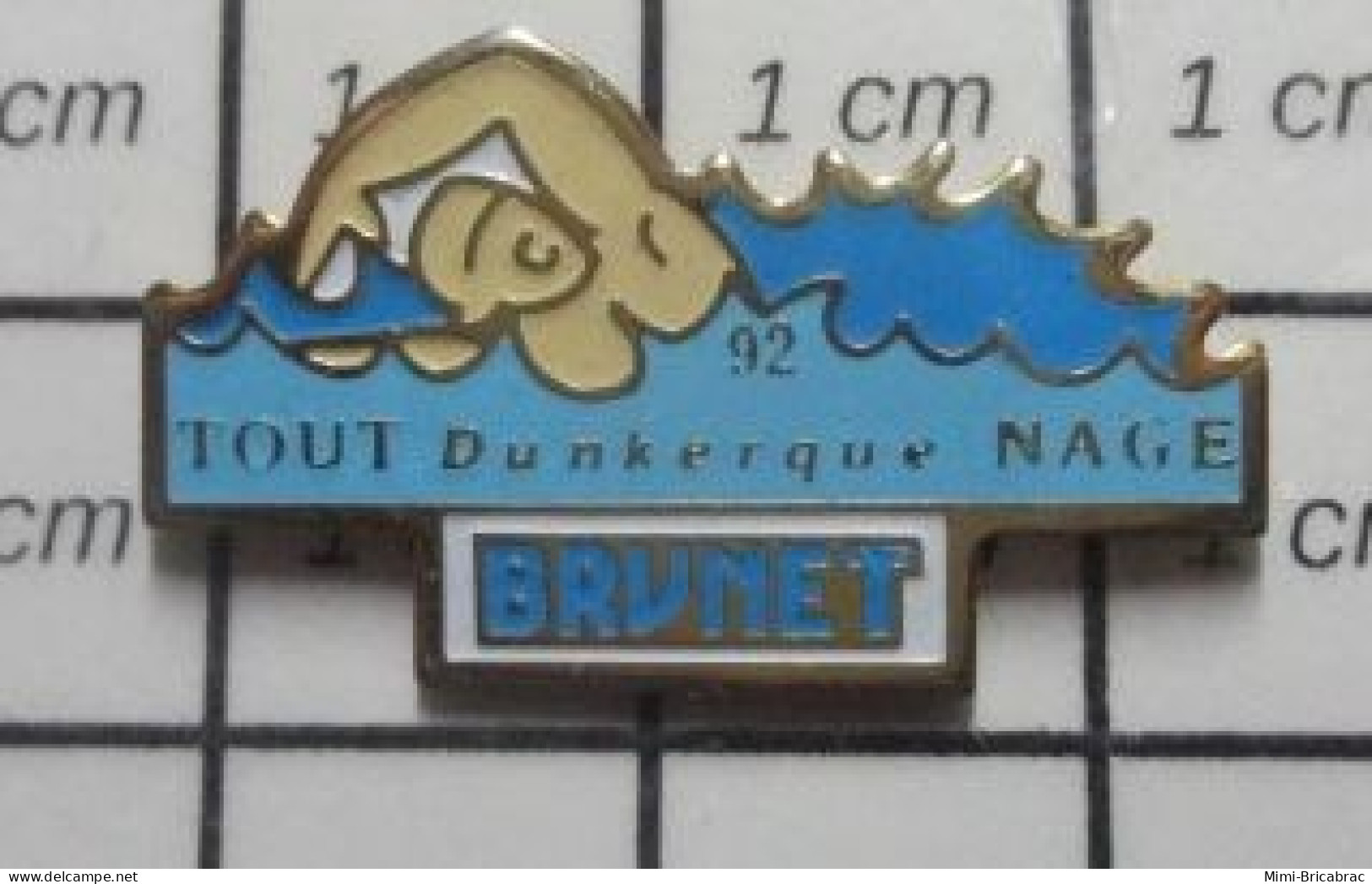 411i  Pin's Pins / Beau Et Rare / SPORTS / NATATION NAGEUR PISCINE TOUT DUNKERQUE NAGE BRUNET - Natation