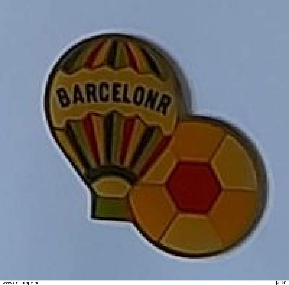 Pin's  MONTGOLFIERE  BARCELONA   Avec  Ballon  De  Foot-ball - Luchtballons