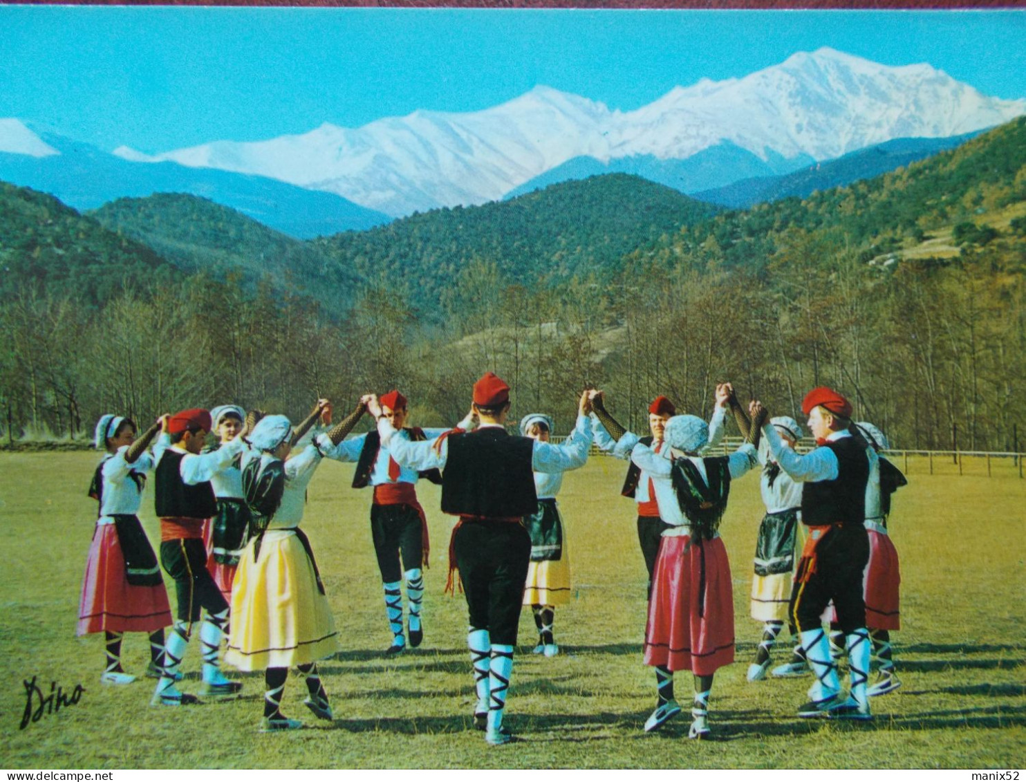 RÉGION - LE ROUSSILLON - Le Groupe Folklorique ALEGRIA D' Arles Sur Tech Danse La Sardane. - Languedoc-Roussillon