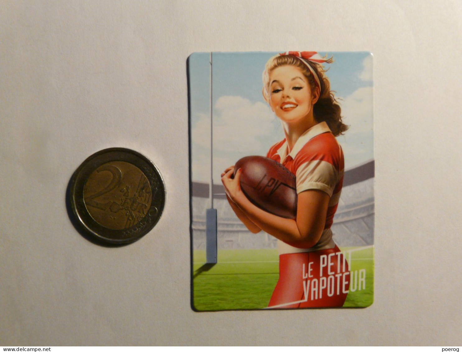 MAGNET PUBLICITAIRE - PIN-UP RUGBY CHERLEADER SUPPORTRICE FAN - LPV LE PETIT VAPOTEUR PINUP SEXY FEMME AIMANT - Reklame