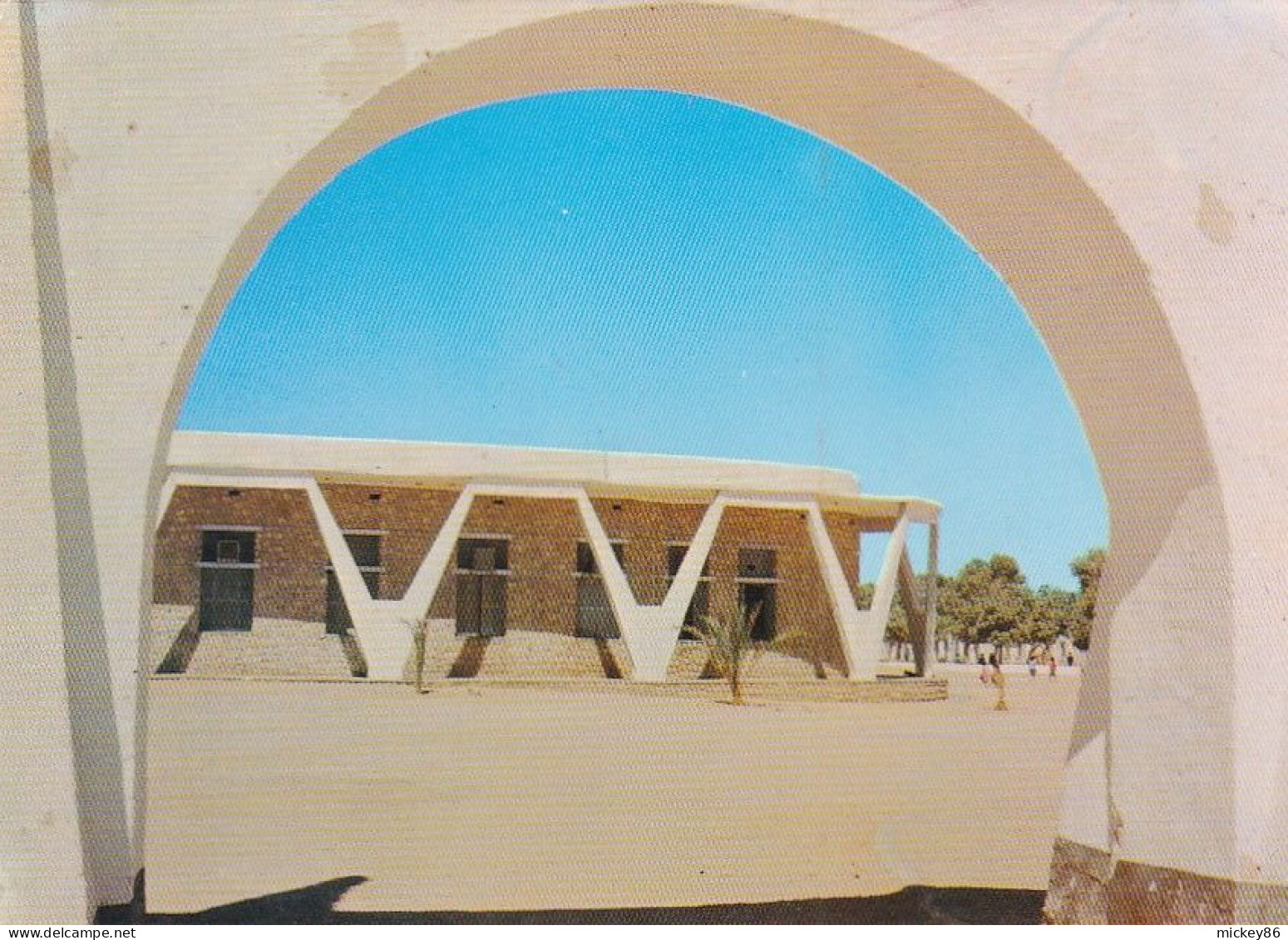 Algérie--OUARGLA--1979--L'Hotel De Ville .....................timbre "crevette" - Ouargla