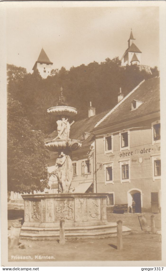 E2473) FRIESACH In Kärnten - Platz Mit Brunnen U. Malerei Betrieb U. Kirche Am Hügel Im Hintergrund ALT ! 1926 - Friesach