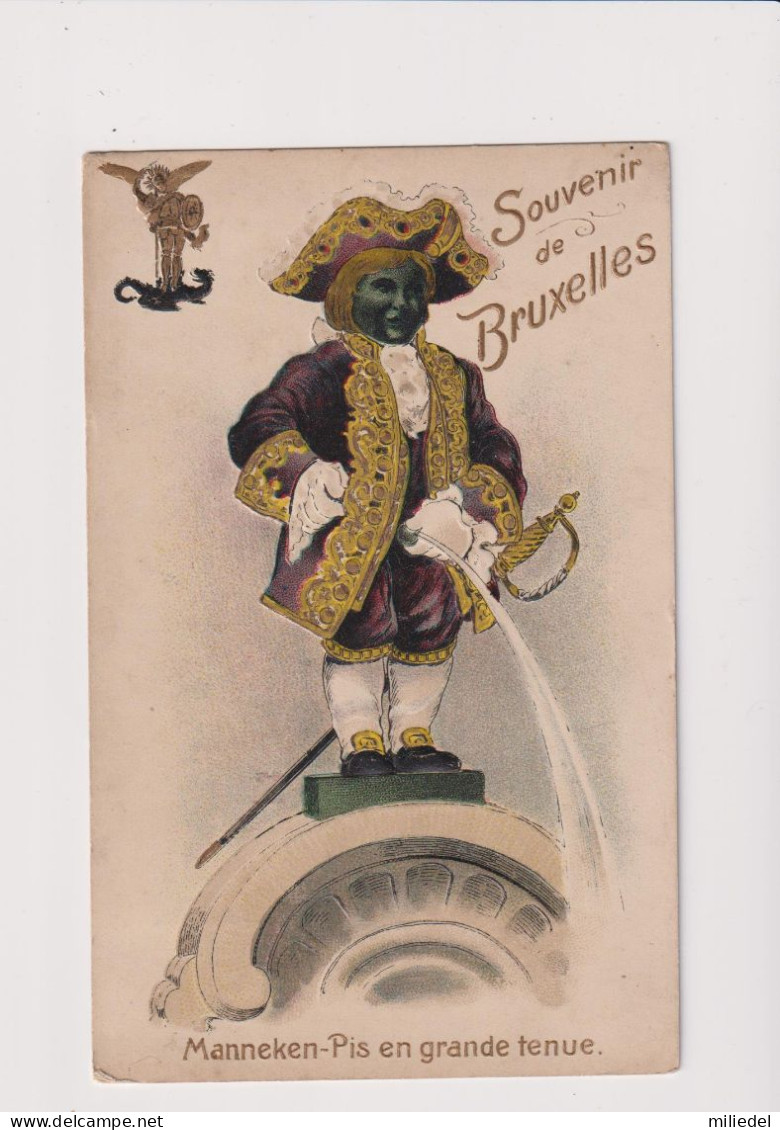 MU251 - BELGIQUE - Souvenir De Bruxelles - Carte Gaufrée - Manneken-Pis En Grande Tenue - Berühmte Personen