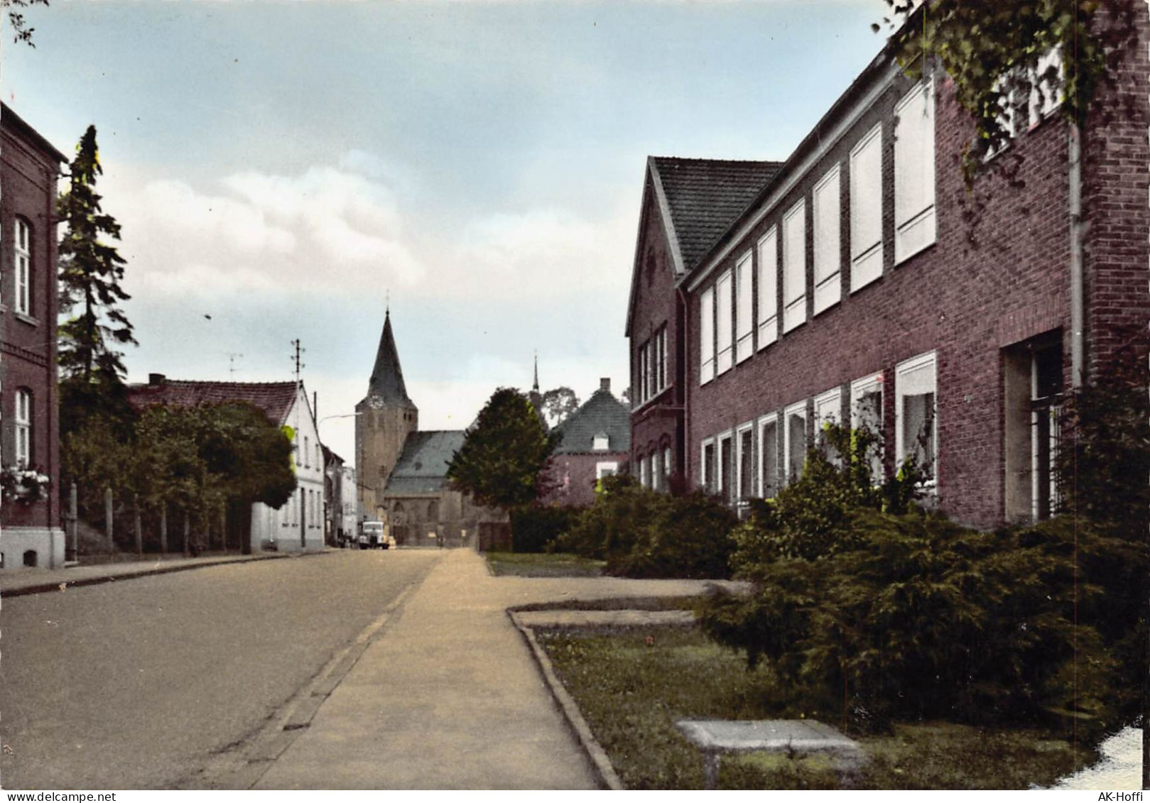 NIEDERKRÜCHTEN - Dr.-Lindemann-Straße Mit Schule Und Kirche (351) - Viersen