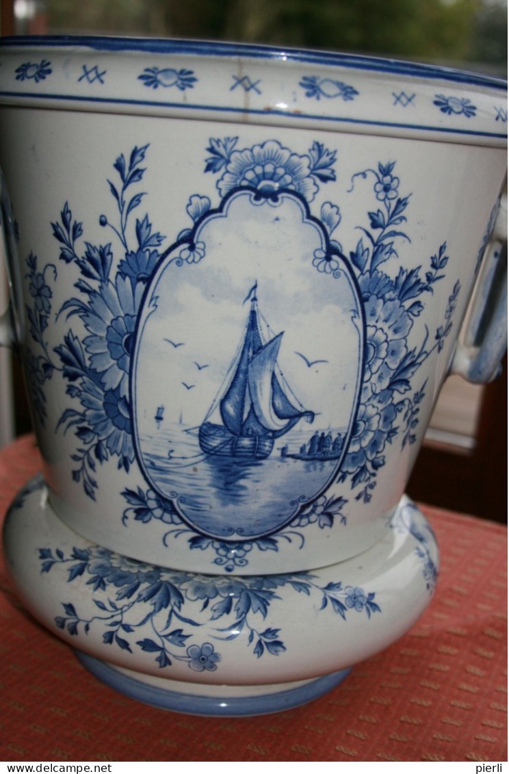 VASE DELFT AVEC RESERVE D'EAU SEPAREE - PROVIENT DE CHEZ MES GRANDS PARENTS. - Vazen