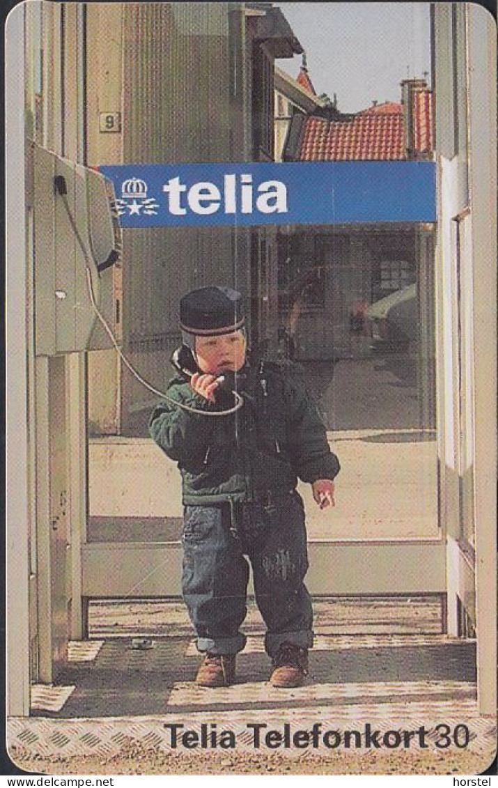 Schweden Chip 128 Little Child In A Phonebox  (60111/105) - 57365 - Suecia