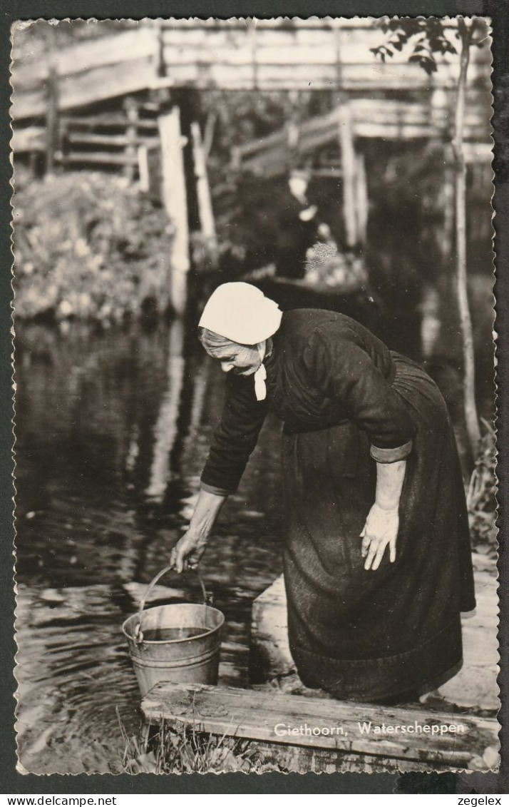 Giethoorn 1961 - Waterscheppen Zo Uit Het Vaartje - Punter Op De Achtergrond - Smit's Paviljoen  - Giethoorn