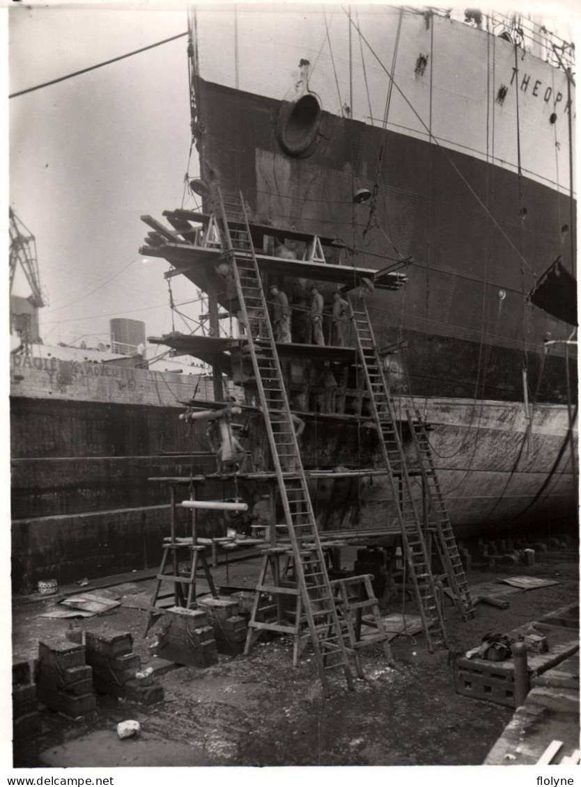 Bateau - Photo Ancienne - Paquebot LE THEOPHILE GAUTIER En Cours De Réparation 17,5x23 Cm - Passagiersschepen