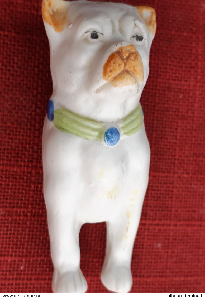 Petit chien biscuit ancien à poser à plat"peint et émaillé sur collier"chien boxer bouledogue