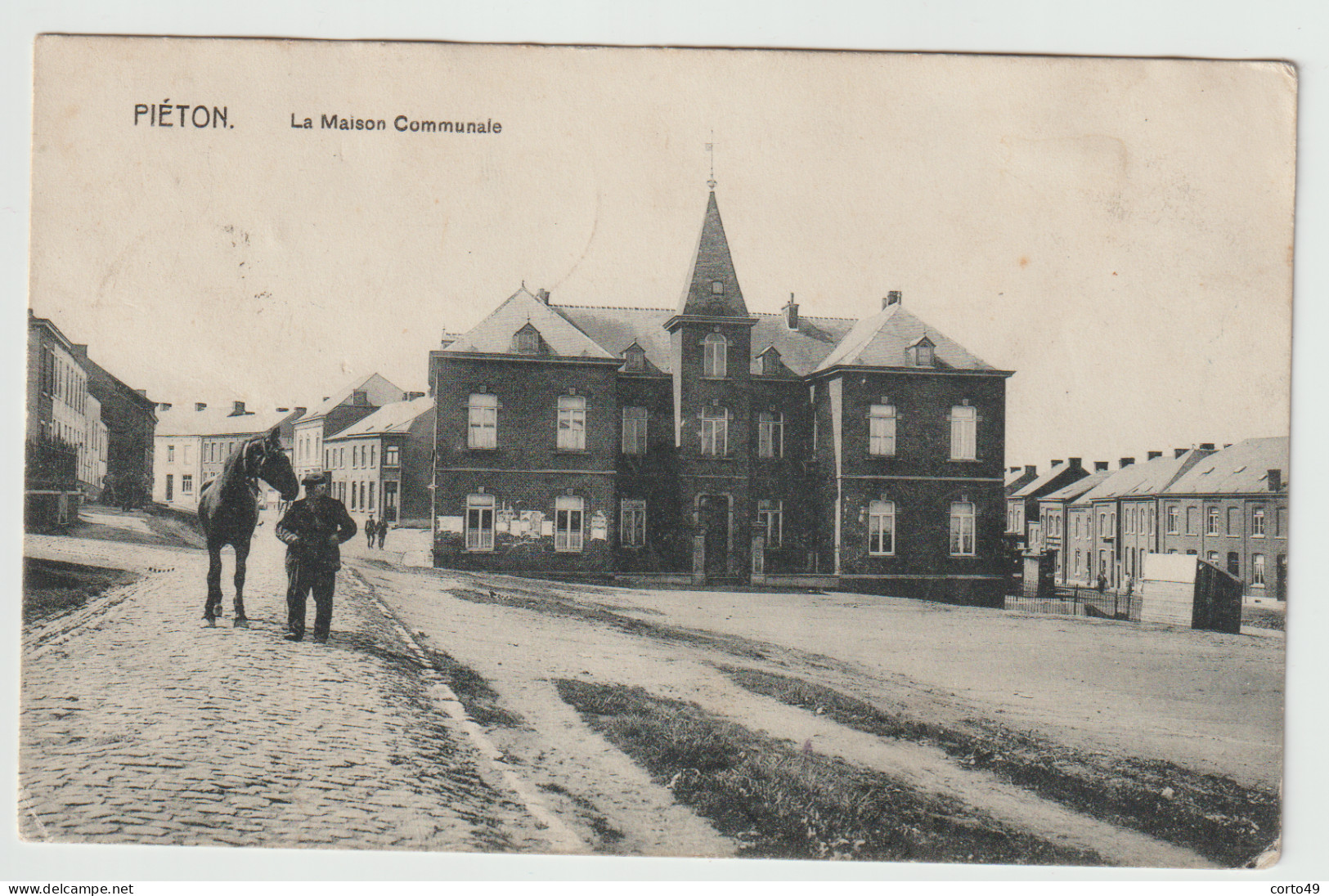 CP De CHAPELLE-LEZ-HERLAIMONT  - LA MAISON COMMUNALE De PIETON Avec Attelage !  Ed. Emile Lietard -voir Les 2 Scans ! - Chapelle-lez-Herlaimont