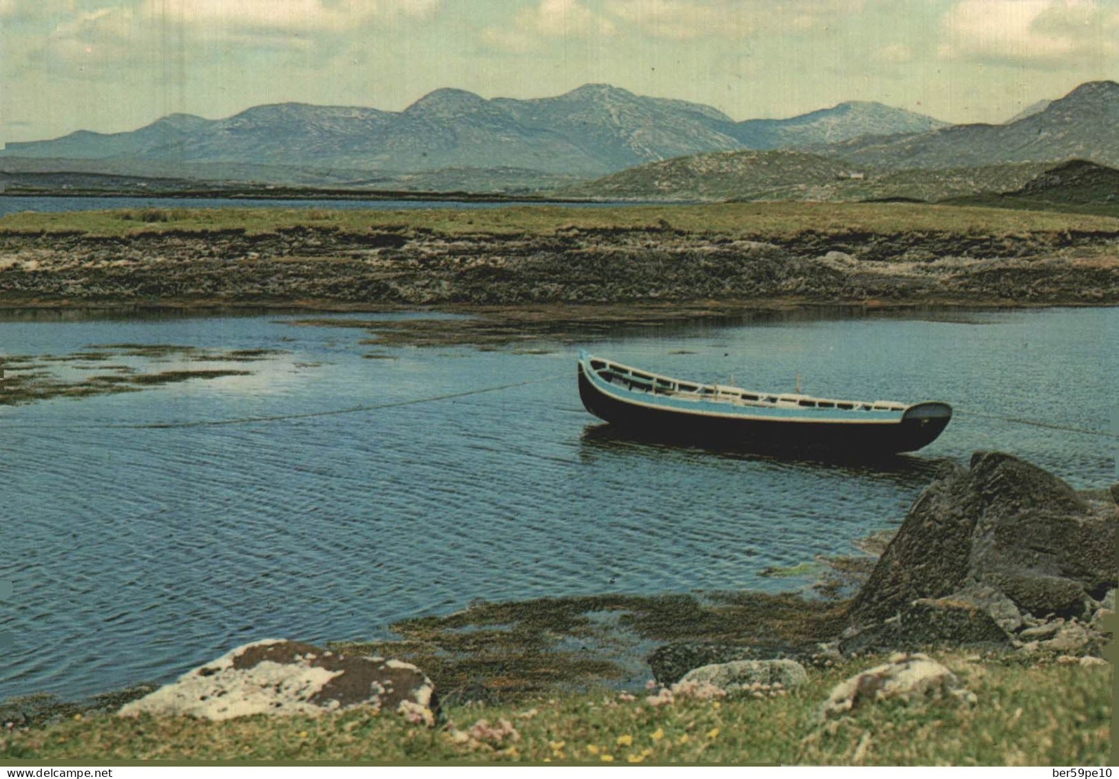IRLANDE  A CURRACH TRADITIONAL FISHING BOAT - Galway