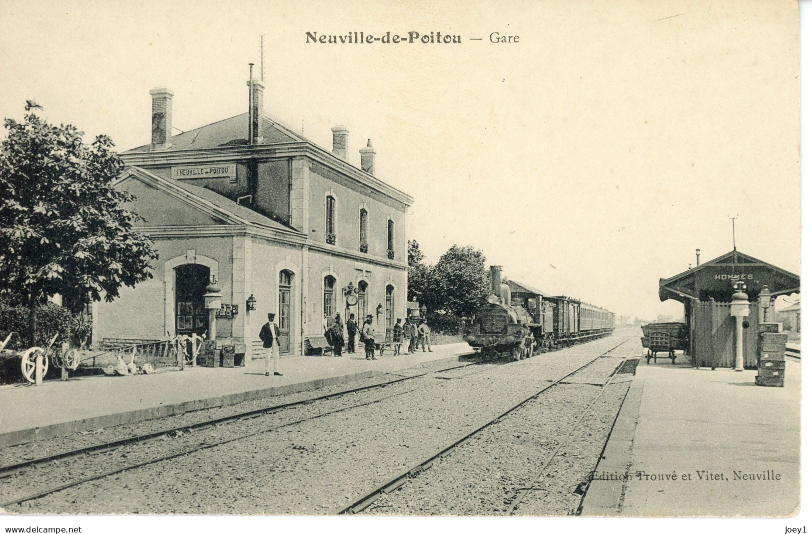 CPA  Neuville De Poitou La Gare Avec Le Train à Quai - Neuville En Poitou