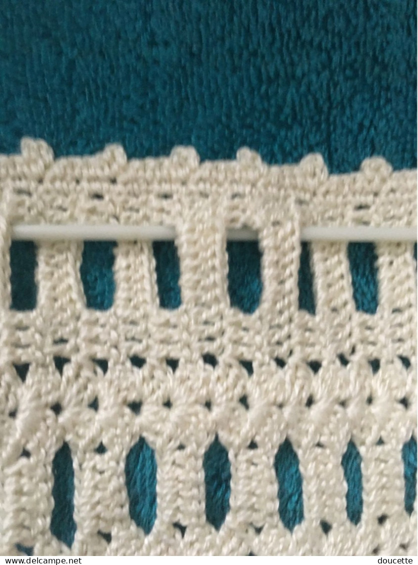 Une Paire De Rideaux Réalisés Au Crochet. En Coton écru(37cm / 61cm) - Rideaux
