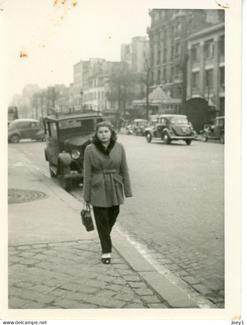 Photo Jeune Femme Dans La Rue Avec Voitures Anciennes Format 9/12 - Automobiles