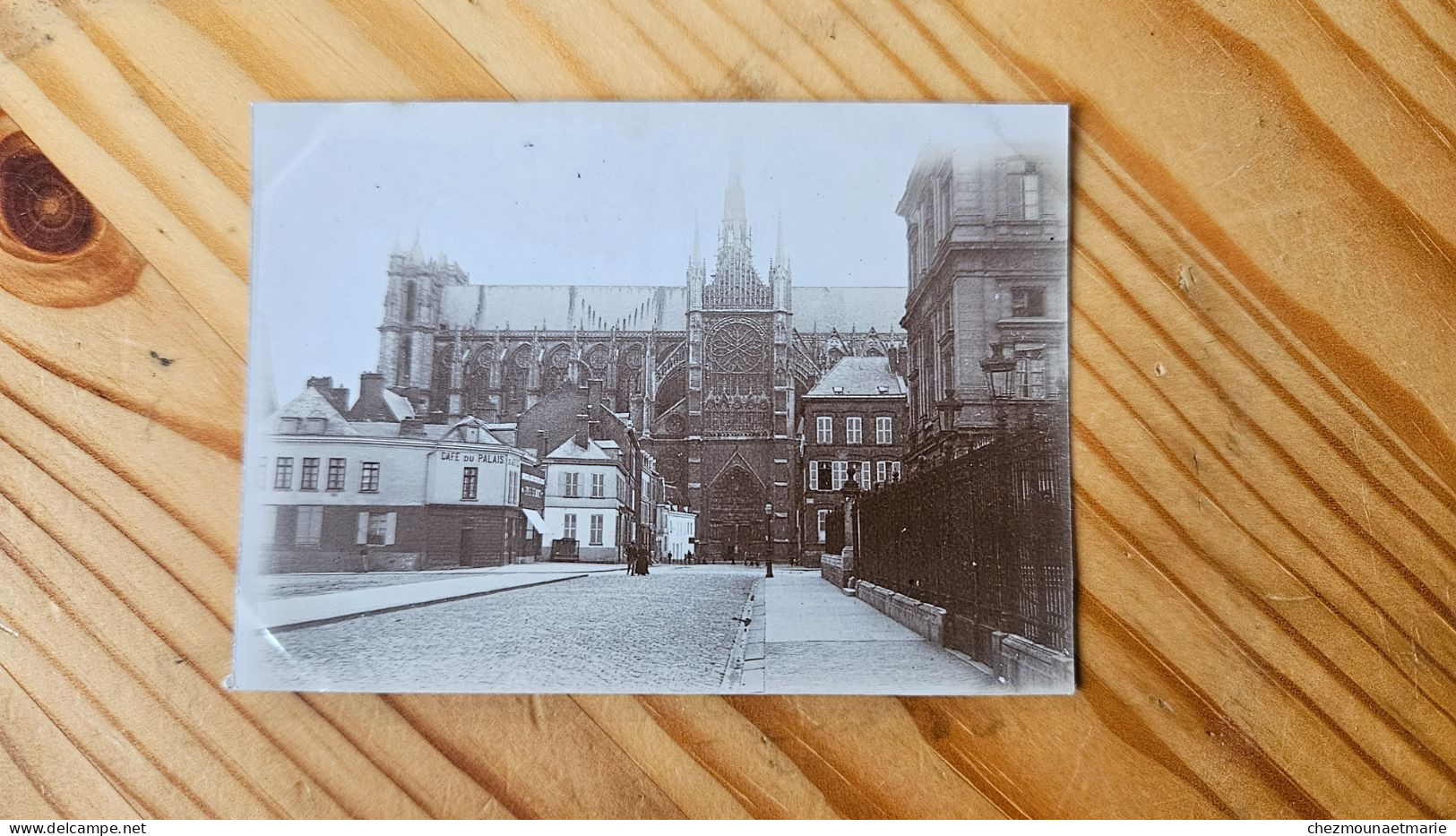 AMIENS 80 - VUE SUR LE CAFE DU PALAIS ET LA CATHEDRALE - PHOTO 8.5X6 CM - Antiche (ante 1900)