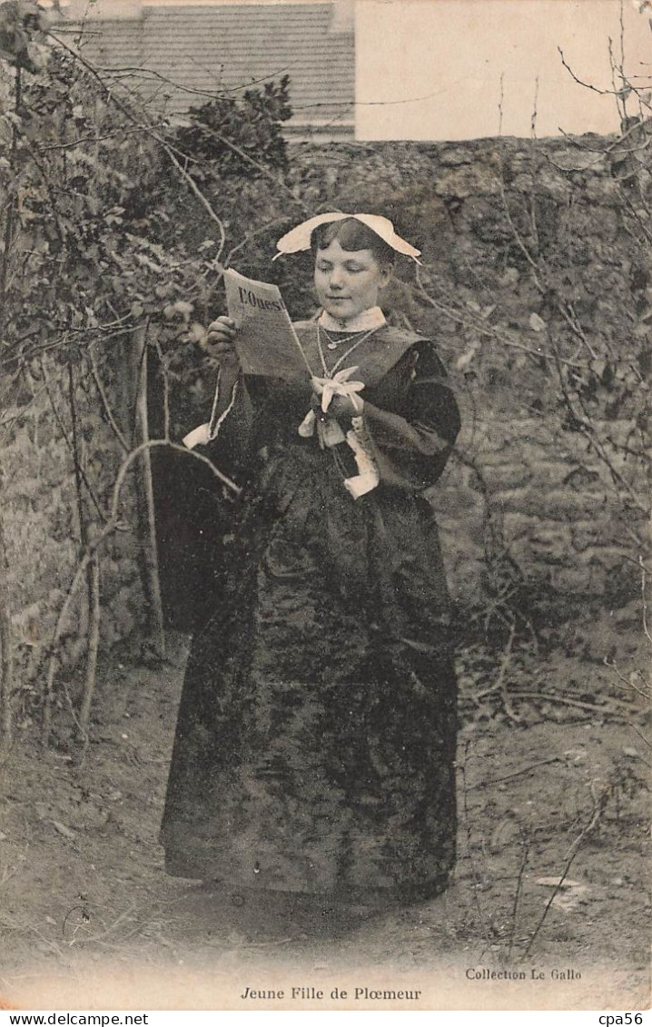 Jeune Fille De PLOEMEUR Lisant Le Journal - En Coiffe Et Costume - Coll LE GALLO - Plömeur