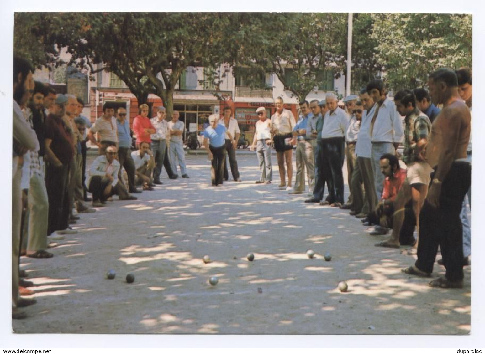 PETANQUE et jeux de boules : lot de 33 cartes postales humoristiques et terrains de jeux.