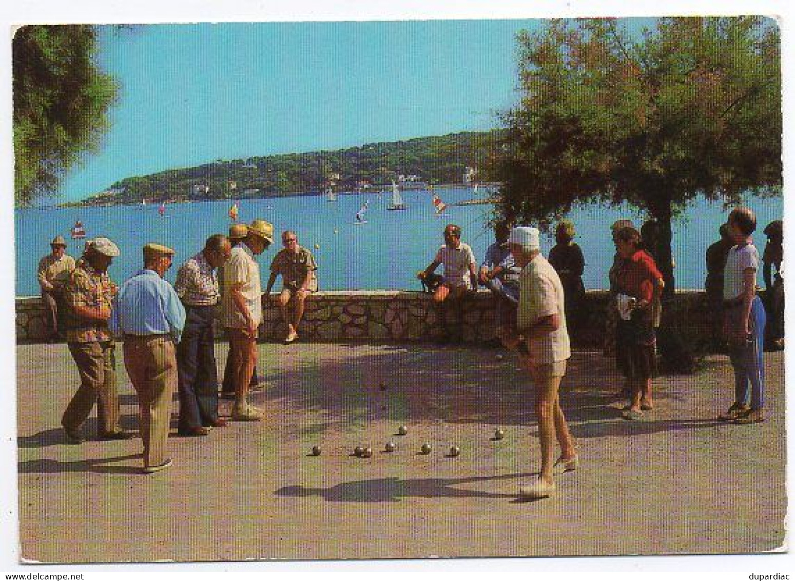 PETANQUE et jeux de boules : lot de 33 cartes postales humoristiques et terrains de jeux.