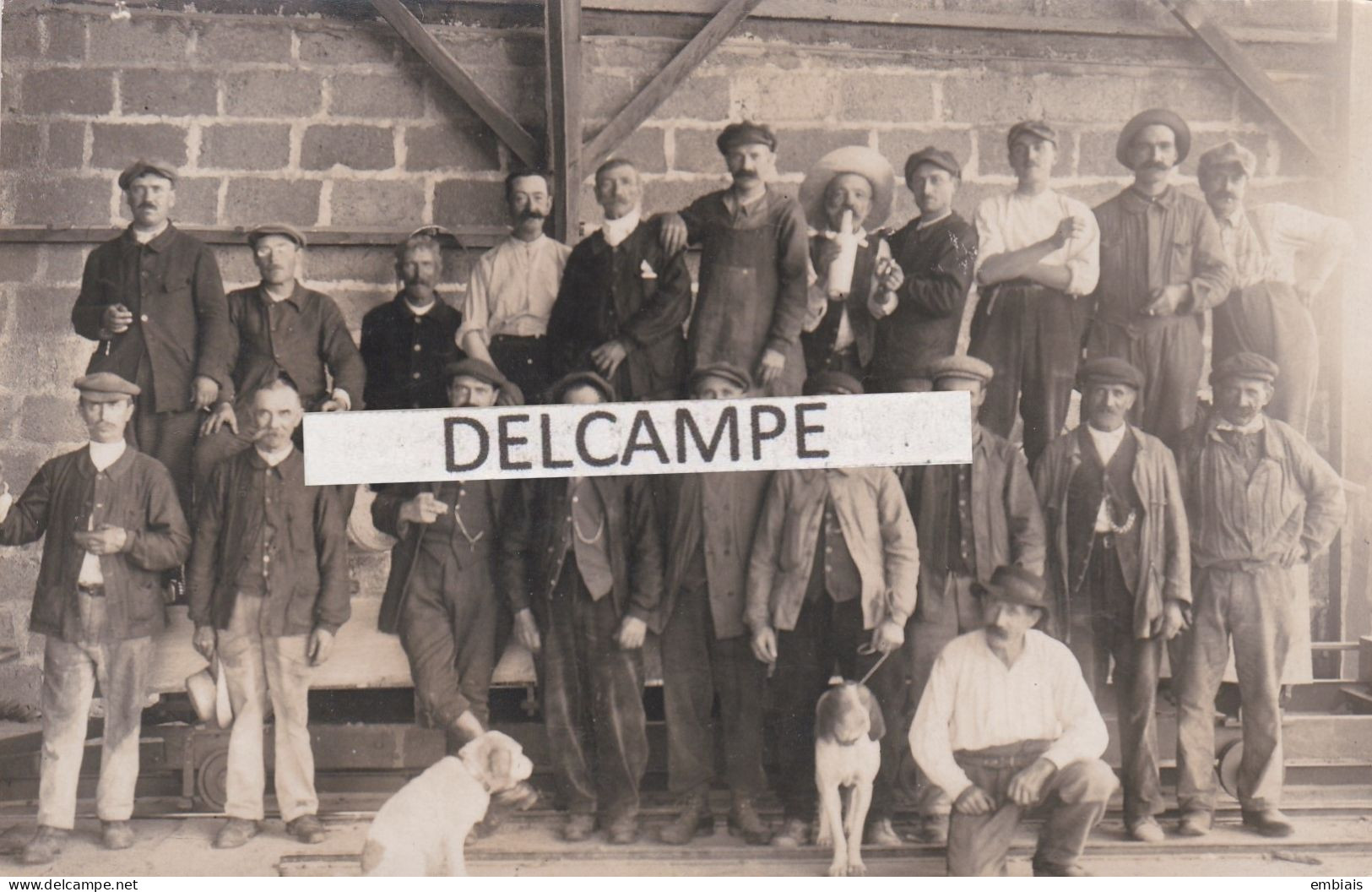 St-AMAND-en-PUISAYE - Carte Photo Intérieur De La Scierie Avec Son Personnel Et Ses Ouvriers 1924 - Saint-Amand-en-Puisaye