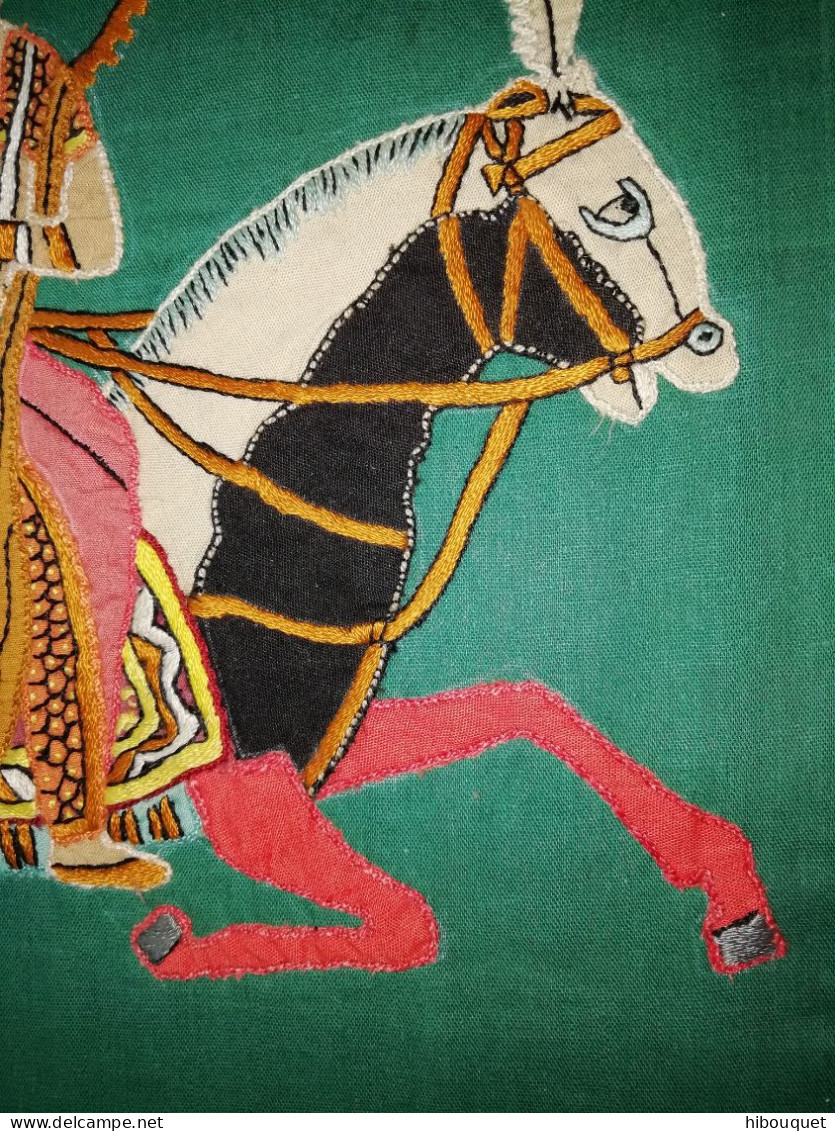 Rare Tapisserie Exécutée Main Et Représentant Un Cavalier Mongol à Cheval, Chassant Avec Son Faucon - Rugs, Carpets & Tapestry