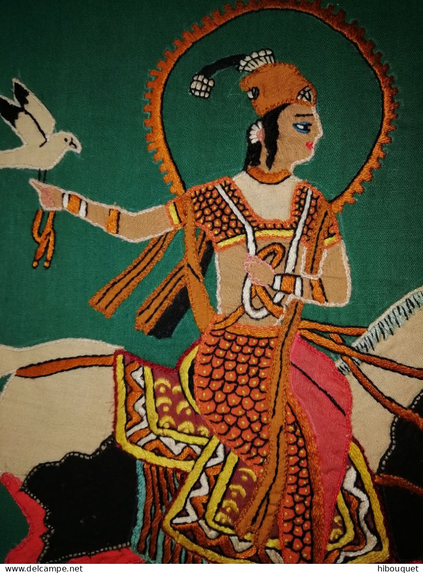 Rare Tapisserie Exécutée Main Et Représentant Un Cavalier Mongol à Cheval, Chassant Avec Son Faucon - Rugs, Carpets & Tapestry