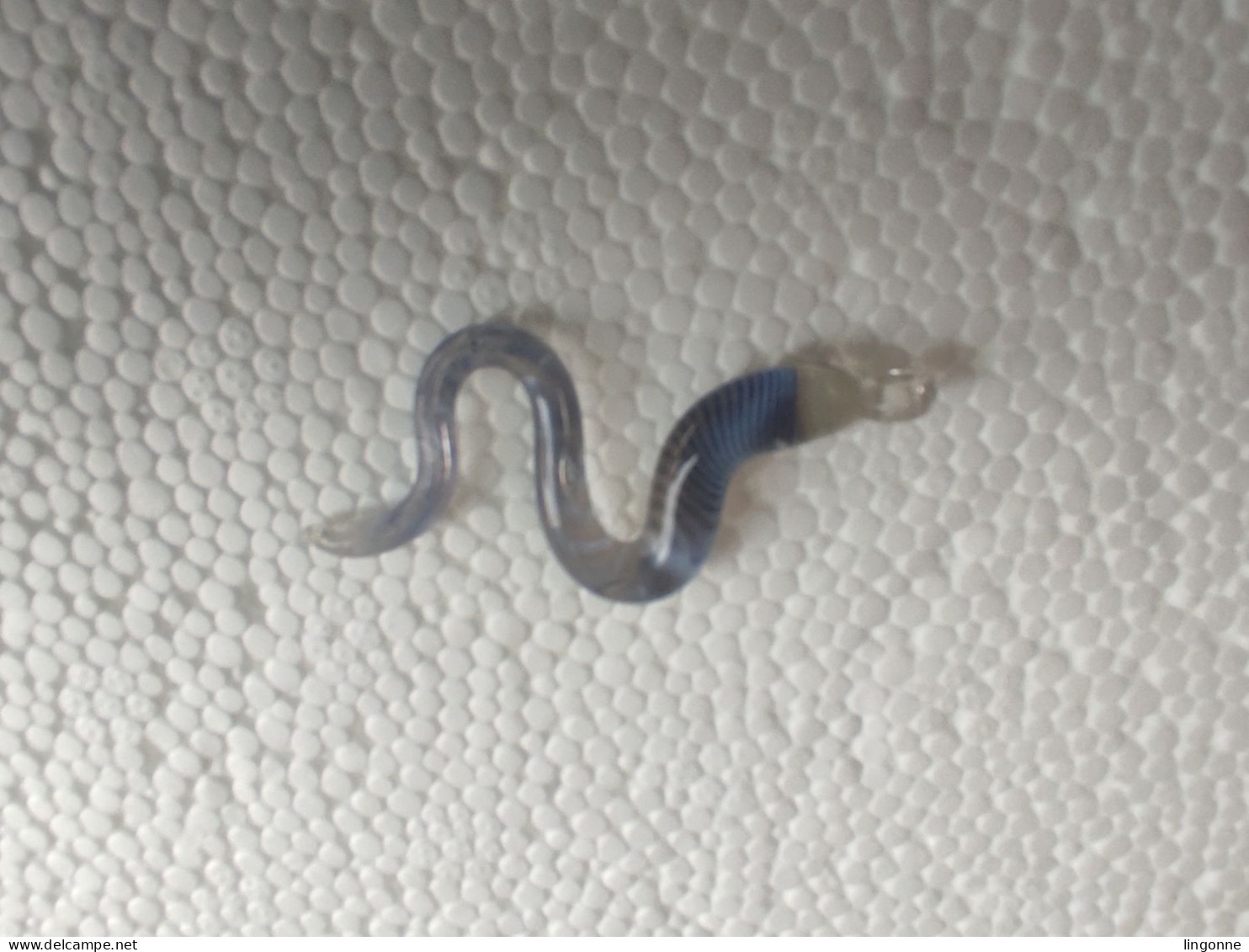 Magnifique pendentif en forme de serpent, qui semble être fait de verre ou de cristal  Long 5,2 cm env Poids 3,30 Grs