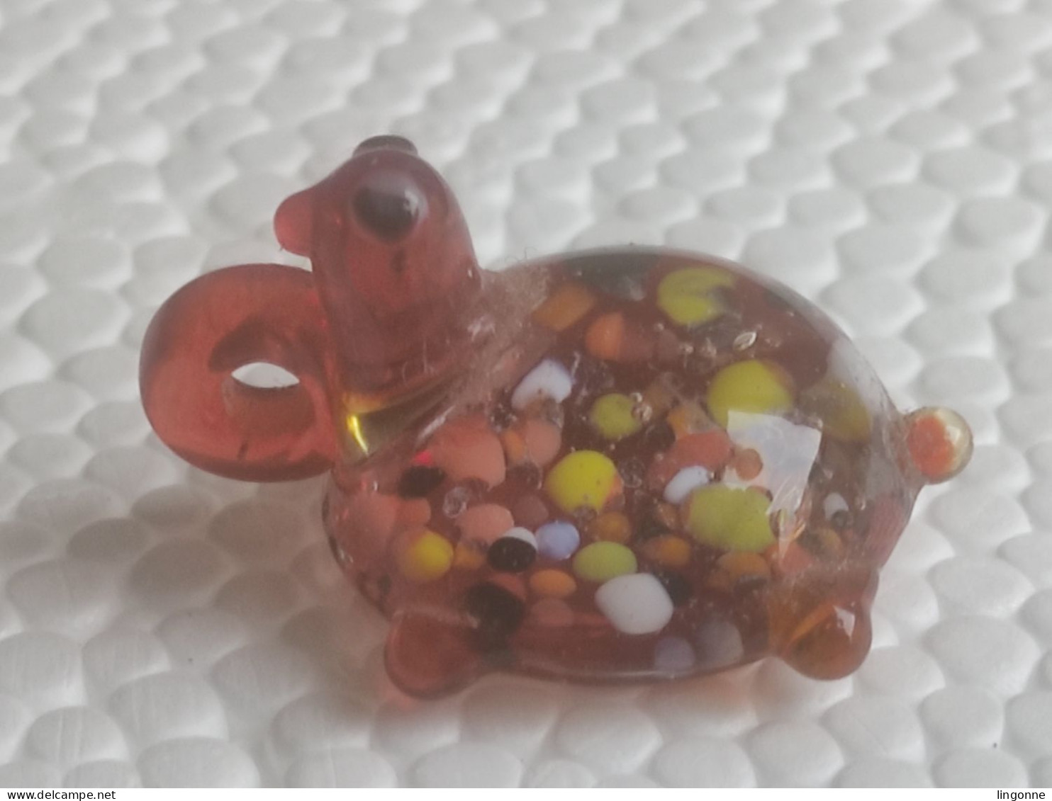 Pendentif En Forme De Tortue, Qui Semble être Fait De Verre Ou De Cristal  Long 2,5 Cm Env Poids 4,38 Grs - Anhänger