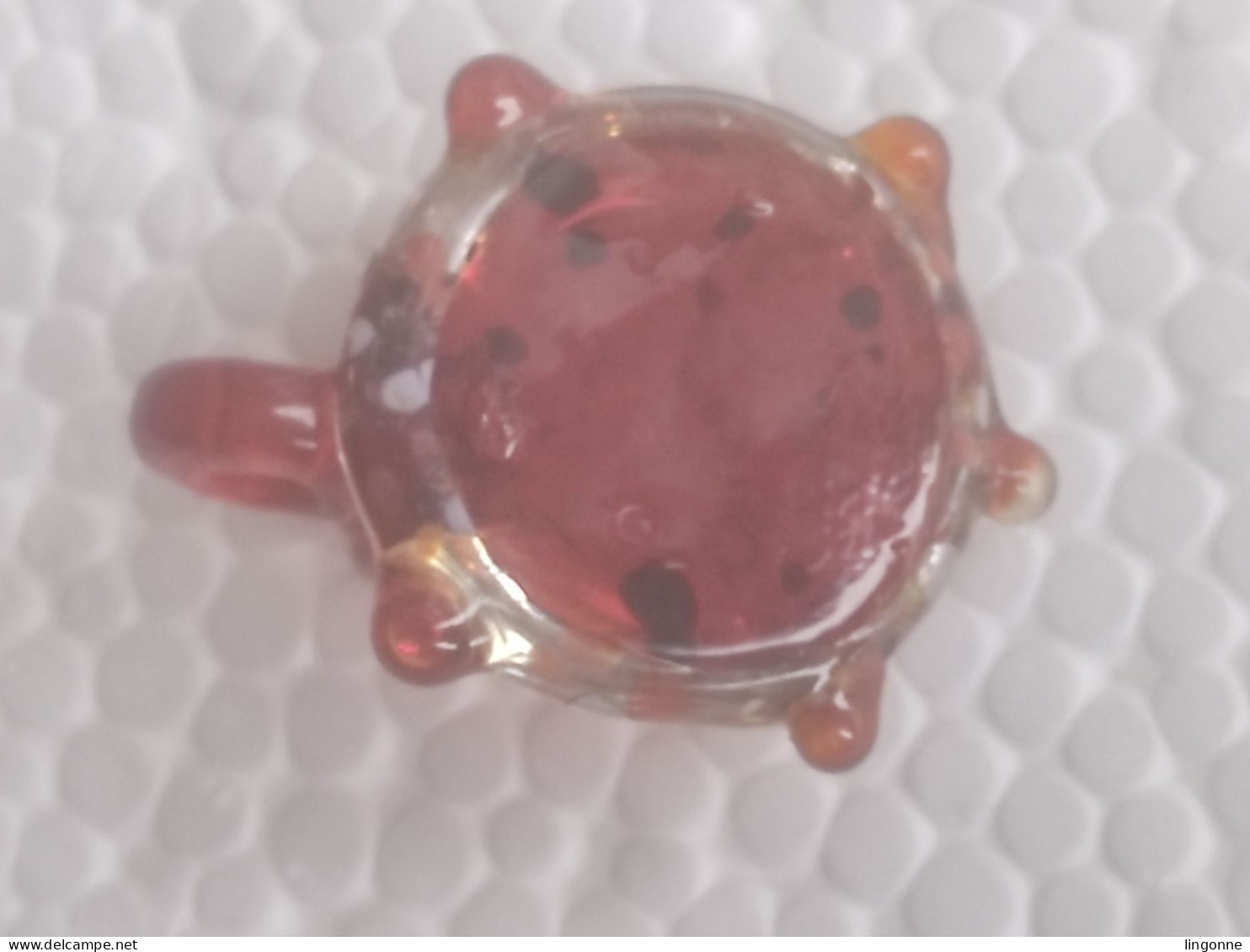 Pendentif En Forme De Tortue, Qui Semble être Fait De Verre Ou De Cristal  Long 2,5 Cm Env Poids 4,38 Grs - Anhänger