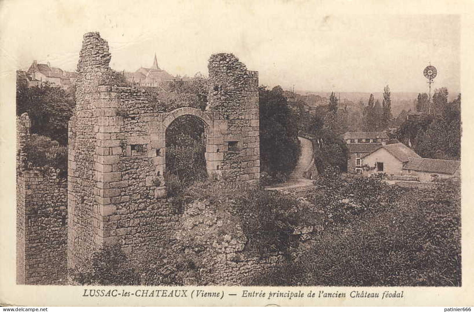 Lussac Les Chateaux Entrée Principale De L'ancien Chateau Féodal - Lussac Les Chateaux