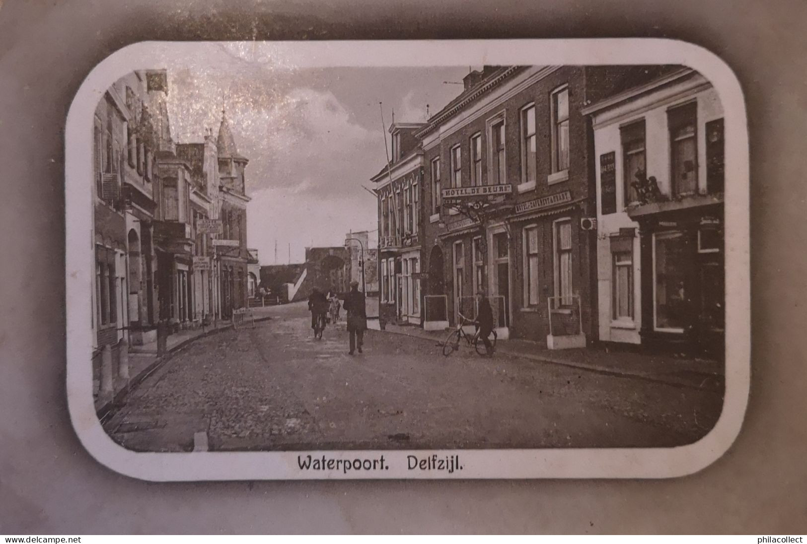 Delfzijl (Grn.) Waterpoort - Rechts Hotel De Beurs 19?? - Delfzijl