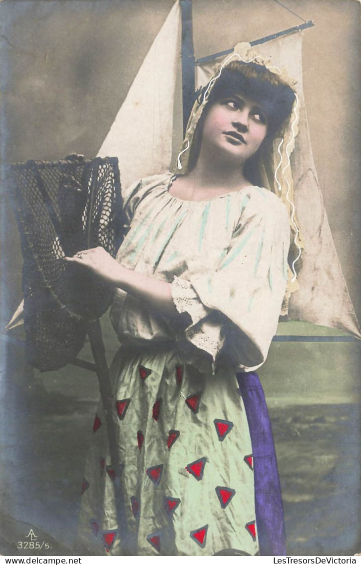 FANTAISIES - Une Femme Avec Un Filet De Pêche - Colorisé - Carte Postale Ancienne - Frauen