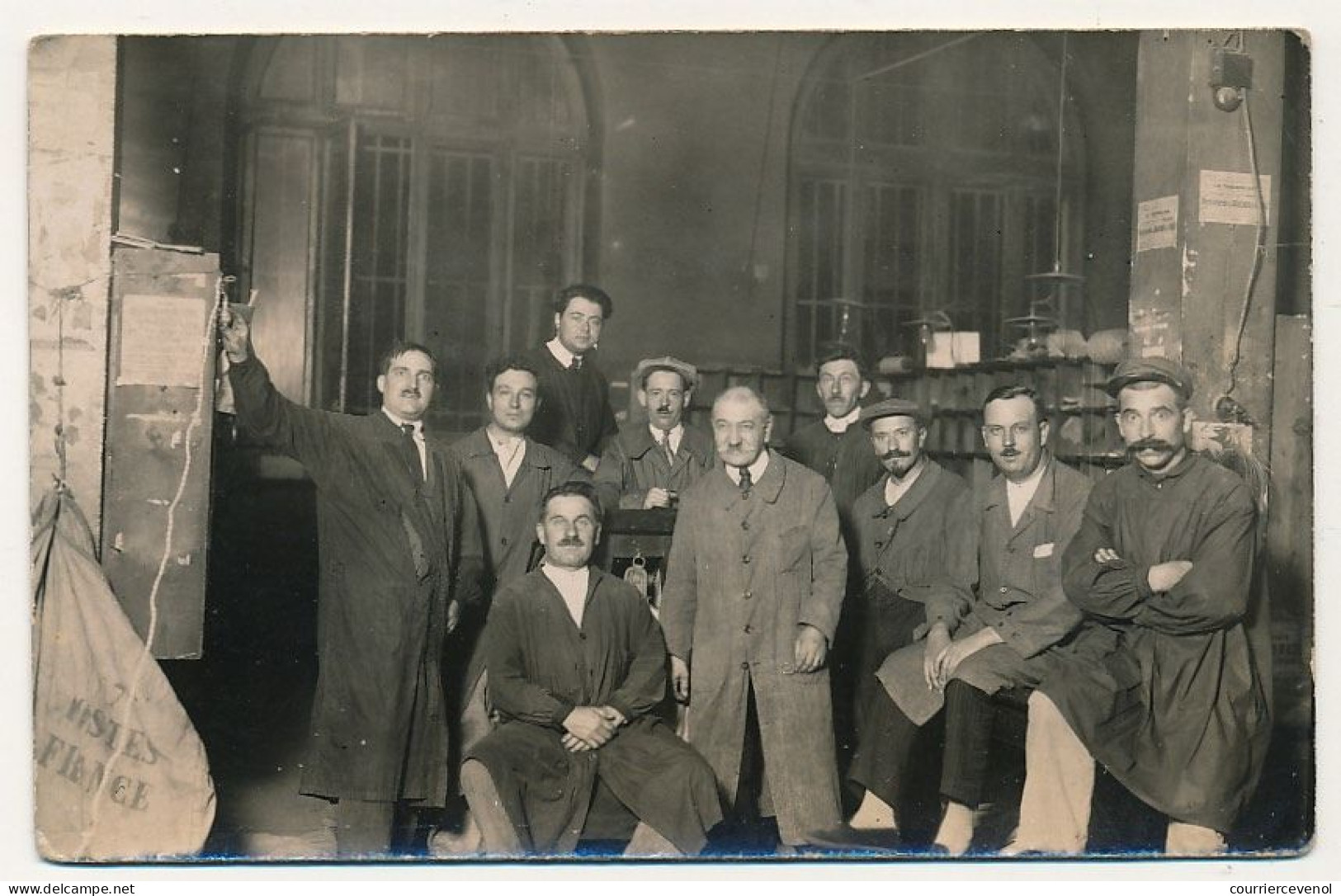 3 CPA Photo - Groupe De Postiers Dans Une Salle De Tri, Début Du XXeme Siècle  - Trois Clichés Différents - Sonstige & Ohne Zuordnung